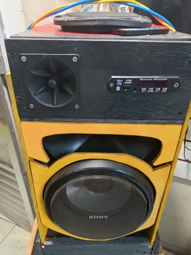 Caixa de som com plaquinha amplificada