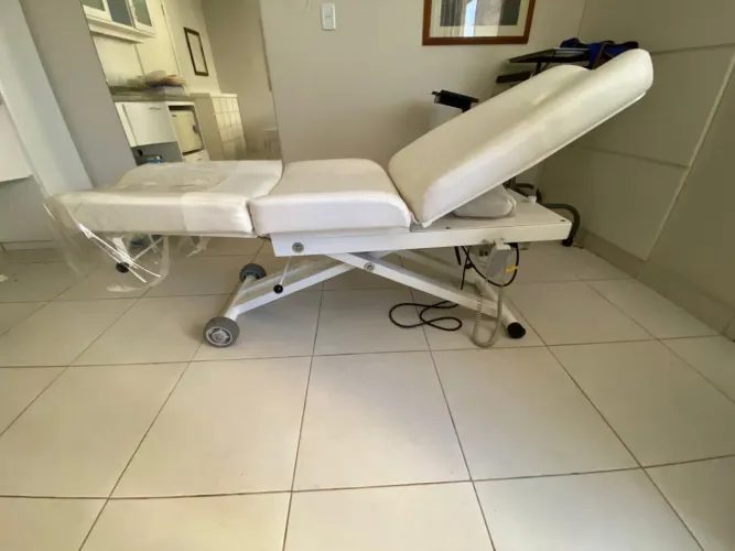 Mesa de Exame Médica Elétrica LINAK - Excelente Estado - Porto Alegre