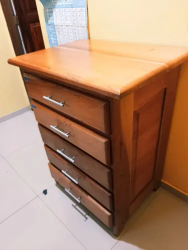 Cômoda de madeira