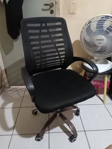 Cadeira de escritório semi nova