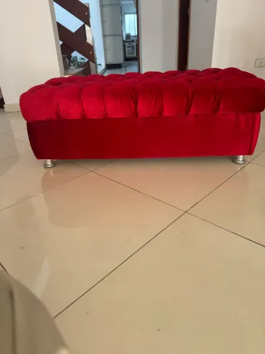 Banqueta tipo namoradeira em veludo vermelho