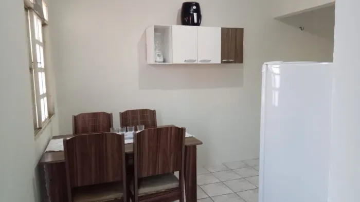 Armário de cozinha com três portas, um nicho