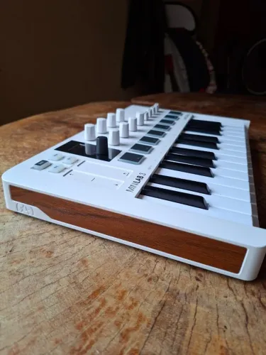 Teclado controlador midi Artúria Minilab 3 25 teclas