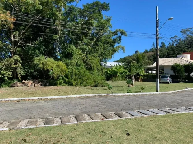 Terreno à Venda em Sambaqui, Florianópolis - SC