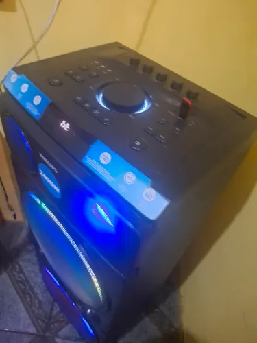 Caixa de som Philips semi nova pega muito alta