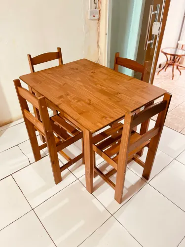 MESA 4 CADEIRAS DE MADEIRA
