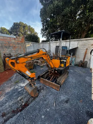 MINIESCAVADEIRA BR13 BRUTATEC DE ESTEIRA COM COBERTURA