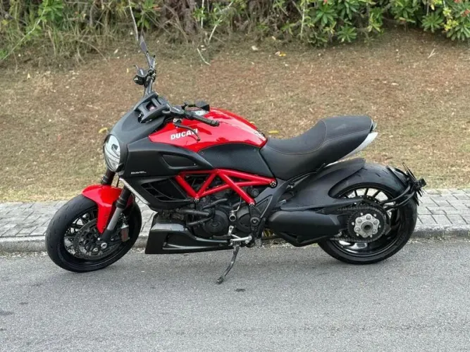 DUCATI DIAVEL 2011