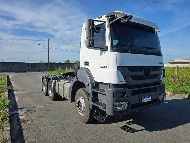 Caminhão mercedes bens axor 3344 6x4.