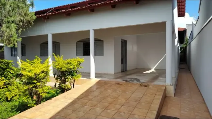 Imóvel para aluguel com 180 metros quadrados com 3 quartos em Centro - Uruaçu - GO