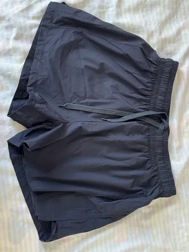 Short esportivo preto