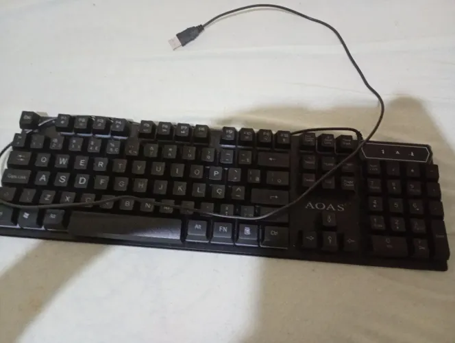 Teclado semi mecânico com um pouco de problema na tecla espaço e a letra t e usado