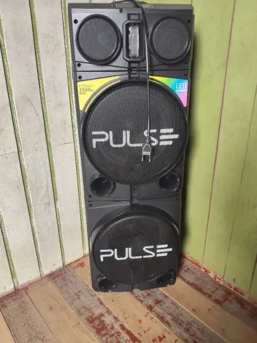 Vende se uma caixa de som perfeito condições se marca de uso seme Nova da marca pulse