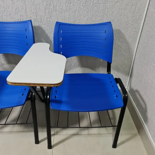 Cadeira universitária azul