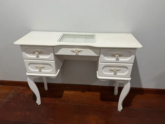 Penteadeira Estilo Provençal / Retrô Branca com Tampo de Vidro e 5 Gavetas