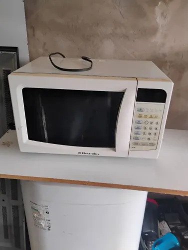 Forno microondas Eletrolux 127 volts funcionando 150 reais