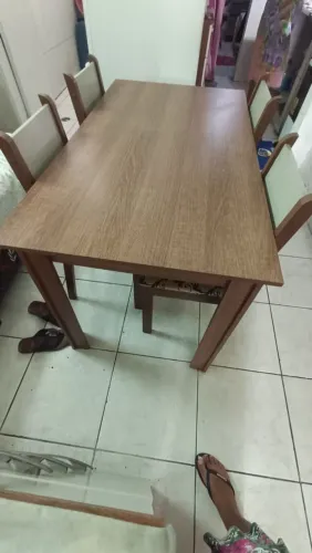 Vendo um armário de cozinha de 6 portas e 2 gavetas,e uma mesa com 4 cadeiras, juntos.
