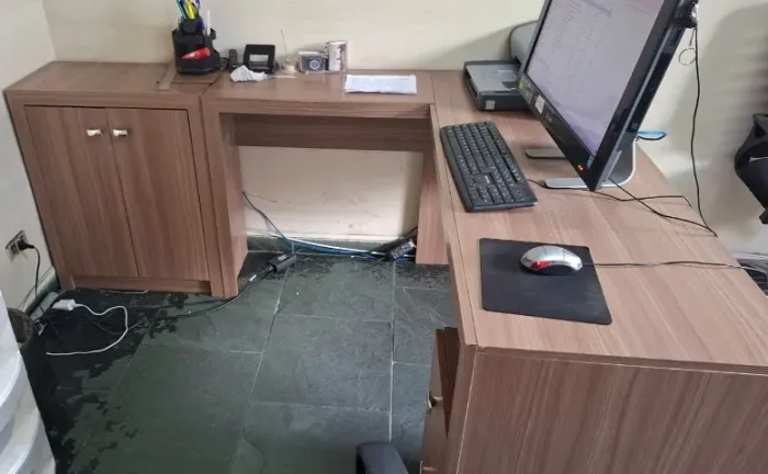 VENDE MOVEIS DE ESCRITORIO USADO, MESAS,ARMARIOS, ESTANTES