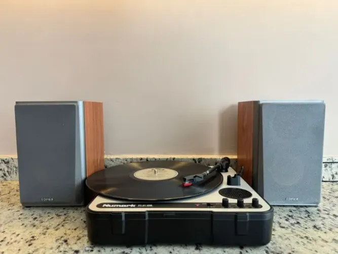 Conjunto Vitrola Numark + Caixas de Som Edifier