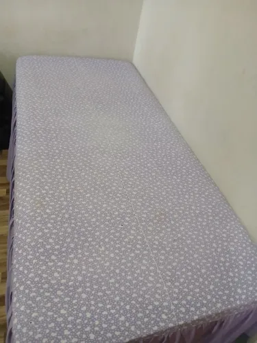 Estou vendendo uma cama de solteiro, ja tem um tempo de usada mas está e boas condições