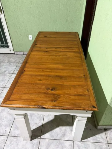Mesa de Madeira Rústica com Pés Brancos - Linda e Espaçosa