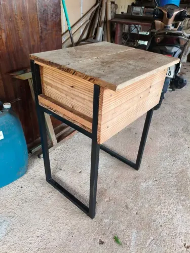 Mesa industrial em madeira maciça com gavetão - design rústico contemporâneo