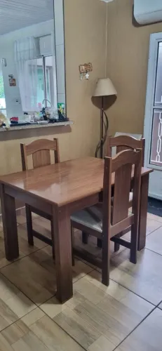 Mesa com 4 cadeiras 