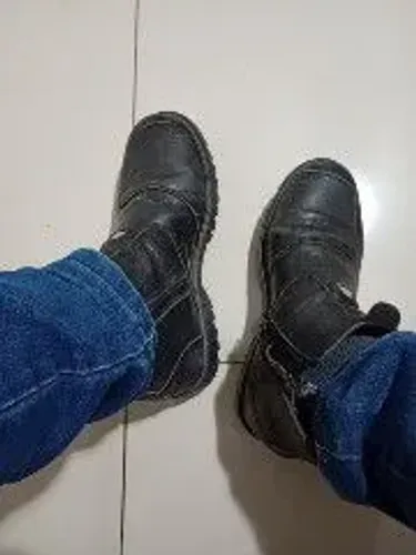Bota de couro motoqueiro Kebec n°40 com sinalizadores e reforço