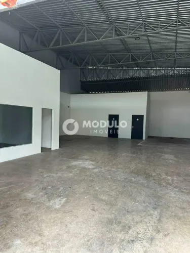 Galpão comercial disponível para locação no bairro Laranjeiras.