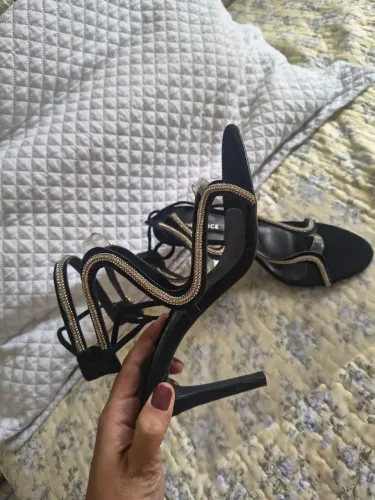 Vendo sandália da Constance nova
