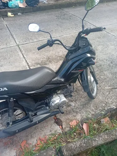 moto toda boa único dono quilometragem baixa olho trocado recentemente só pega e rodar (*)