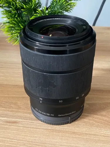Sony FE 28-70mm f/3.5-5.6 OSS para câmeras com montagem E-mount