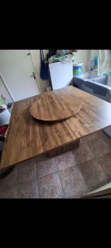 Mesa com tampa giratória