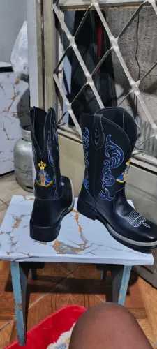 Vende-se bota texana feminina numeração 43 .estar novinha nunca foi usada estar na caixa