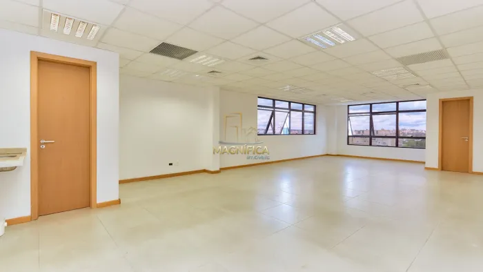 Sala comercial no BacacheriQue tal instalar sua empresa em um magnífico imóvel em Curitiba