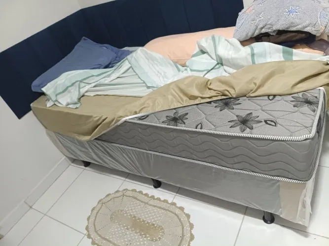 Vende-se uma cama de solteiro Box nova no plástico