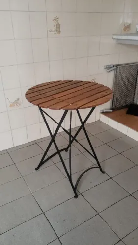 Mesa pequena para área