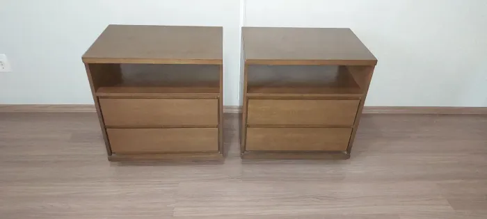 Vendo dois criados mudos .