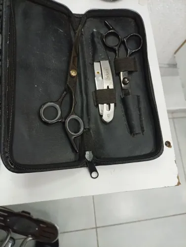 Vendo máquina de cortar cabelo, usada em bom estado de semi nova e tesouras ? tudo junt