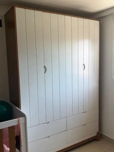 Guarda-roupas 4 portas para quarto de bebê