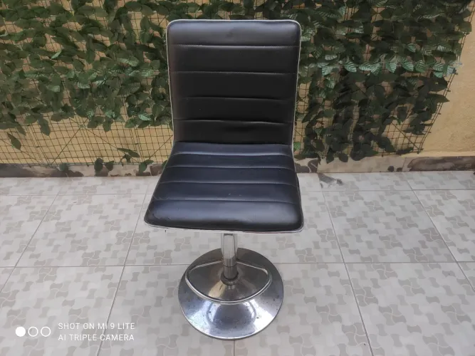 Vendo 4 banquetas com regulagem de altura (valor no anúncio é de cada banqueta)