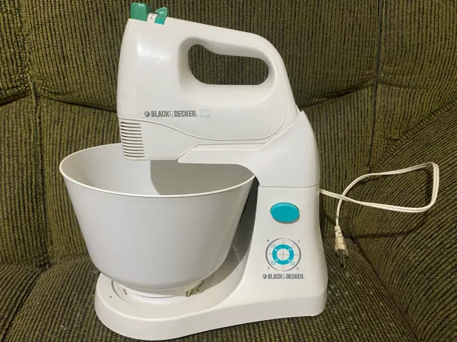 Vendo batedeira black decker 5 velocidades, voltagem 220