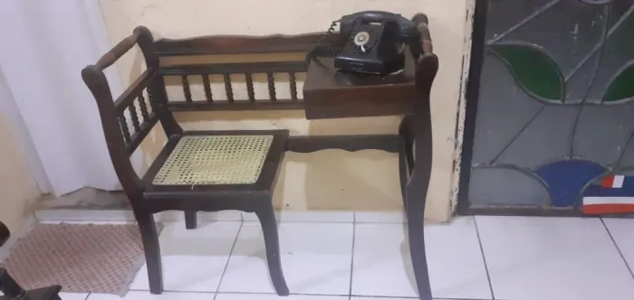 Mesinha de telefone antiga