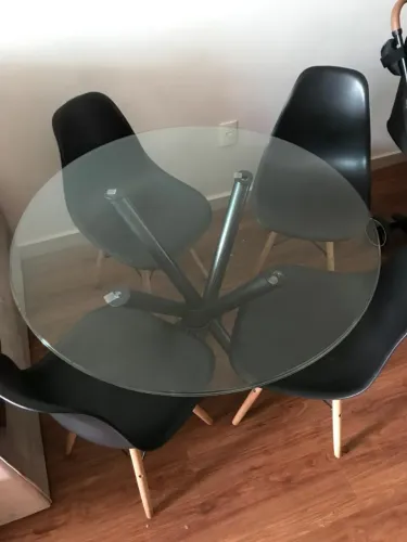 Mesa de jantar com pé dobrável e tampo de vidro + 4 cadeiras eames