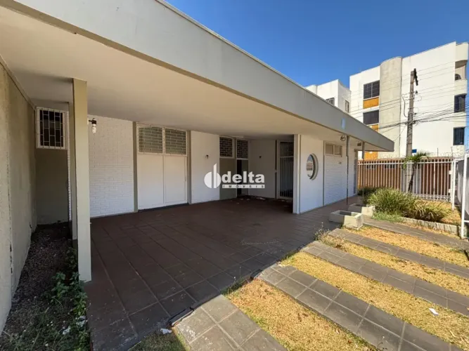 Casa residencial disponível para locação no bairro Brasil em Uberlândia-MG