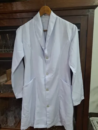 Jaleco clássico branco, tamanho "P". Perfeito para profissionais da saúde/estudante.