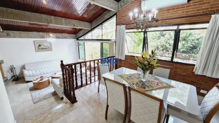 Casa Térrea com Pomar Frutífero e Arquitetura Sofisticada - 245m²