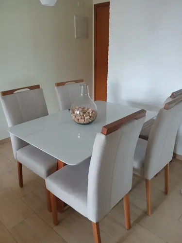 Mesa com quatro cadeiras semi nova