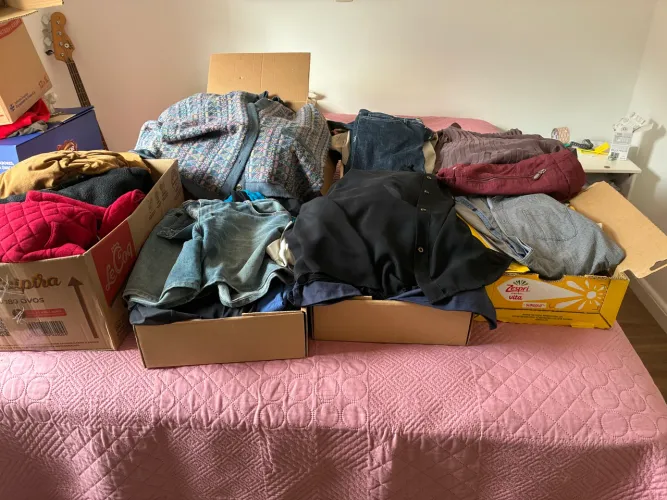Vende 80 peças entre casacos, jeans, camisa e camisetas . Ideal para brechó 
