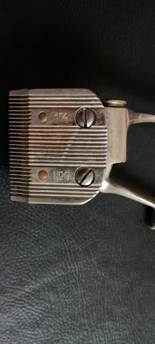Antiga máquina manual de cortar ou tosar cabelo